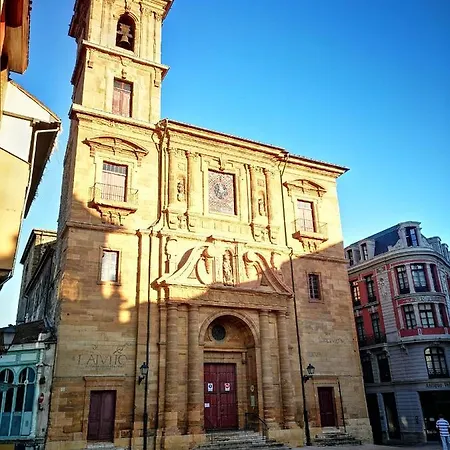Al Lado De La Catedral