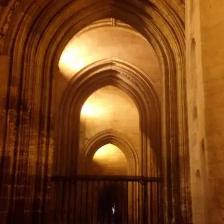 Al Lado De La Catedral