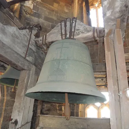 Al Lado De La Catedral